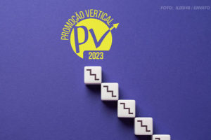 Composição visual com fundo roxo e uma fileira de blocos brancos com desenhos de degraus em preto, alinhados na diagonal como uma escada ascendente. No canto superior esquerdo, há um selo amarelo com o texto "Promoção Vertical PV 2023" e uma seta apontando para cima. Conteúdo textual: CARREIRA- PV 2023: divulgada lista de inscritos e inscrições não conhecidas.