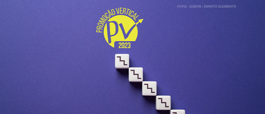 Composição visual com fundo roxo e uma fileira de blocos brancos com desenhos de degraus em preto, alinhados na diagonal como uma escada ascendente. No canto superior esquerdo, há um selo amarelo com o texto "Promoção Vertical PV 2023" e uma seta apontando para cima. Conteúdo textual: CARREIRA- PV 2023: divulgada lista de inscritos e inscrições não conhecidas.