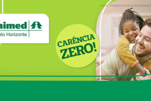 A imagem é um material promocional da Unimed Belo Horizonte, divulgando planos de saúde com a vantagem de "carência zero" para contratação até 17 de fevereiro de 2025. O design tem um fundo predominantemente verde e branco, com elementos gráficos modernos e curvos. Em destaque, há uma foto de um homem sorridente com sua filha pequena, que está abraçando-o por trás. O texto enfatiza a oferta especial e inclui informações de contato, como telefone e e-mail.