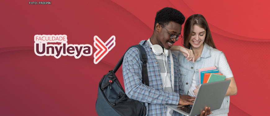 fundo vermelho com destaque para o logo da Faculdade Unyleya e dois estudantes: um jovem negro com mochila e segurando um notebook e uma jovem de pele clara ao lado vendo a tela e segurando alguns livros.