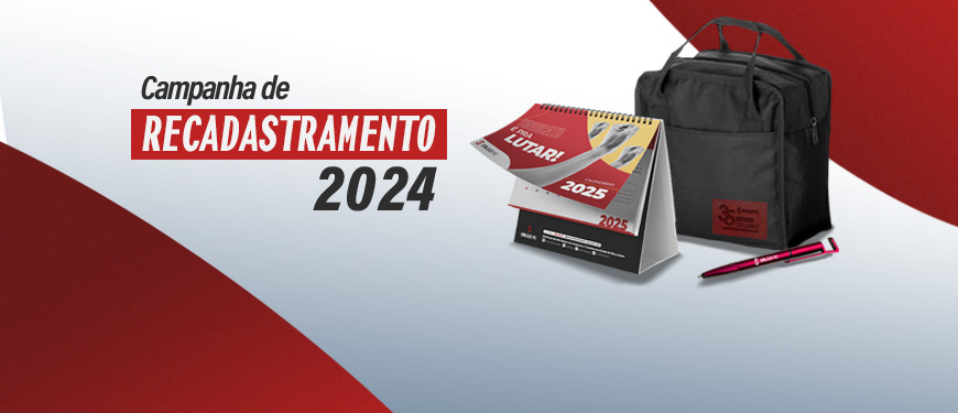 Imagem Acessível: A imagem apresenta uma campanha de recadastramento para 2024. O visual é marcado por um fundo em tons de vermelho e branco. No centro, há um kit do SINJUS composto por um calendário de mesa para 2025, uma mochila preta e uma caneta personalizada. A mensagem destaca que, ao atualizar os dados, a pessoa receberá esse kit diretamente em sua casa. O calendário exibe a frase "Sindicato é pra lutar!" e a mochila possui um detalhe comemorativo dos 30 anos da instituição.