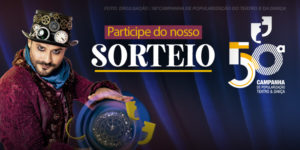 A imagem promove o sorteio da 50ª edição da Campanha de Popularização do Teatro e da Dança. Na imagem, há um artista com figurino de teatro, usando um chapéu decorado com engrenagens e relógios que parecem mágicos. O convite ao sorteio se destaca com o texto "Participe do nosso sorteio", seguido pelas informações de prazo de inscrição (de 13/01 a 17/01) e data do sorteio (20/01). O layout tem cores vibrantes, incluindo roxo e dourado.