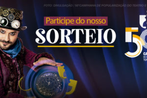 A imagem promove o sorteio da 50ª edição da Campanha de Popularização do Teatro e da Dança. Na imagem, há um artista com figurino de teatro, usando um chapéu decorado com engrenagens e relógios que parecem mágicos. O convite ao sorteio se destaca com o texto "Participe do nosso sorteio", seguido pelas informações de prazo de inscrição (de 13/01 a 17/01) e data do sorteio (20/01). O layout tem cores vibrantes, incluindo roxo e dourado.