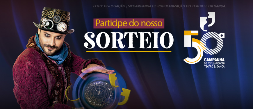 A imagem promove o sorteio da 50ª edição da Campanha de Popularização do Teatro e da Dança. Na imagem, há um artista com figurino de teatro, usando um chapéu decorado com engrenagens e relógios que parecem mágicos. O convite ao sorteio se destaca com o texto "Participe do nosso sorteio", seguido pelas informações de prazo de inscrição (de 13/01 a 17/01) e data do sorteio (20/01). O layout tem cores vibrantes, incluindo roxo e dourado.