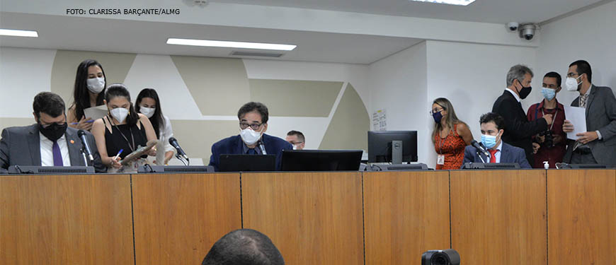 Deputados em reunião da CCJ (Comissão Constitucional de Justiça, no Plenarinho IV da ALMG. Ao centro da mesa diretiva da CCJ está o Deputado Sávio Souza Cruz.