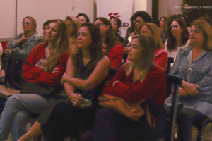 Foto de um grupo de mulheres, sentadas e atentas, participando do evento Papo Aberto do Núcleo das Mulheres do SINJUS.