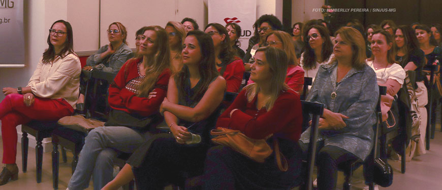 Foto de um grupo de mulheres, sentadas e atentas, participando do evento Papo Aberto do Núcleo das Mulheres do SINJUS.