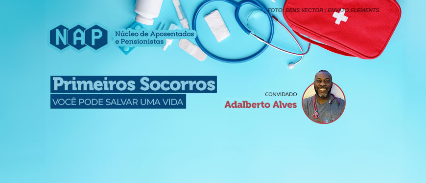 O fundo é de cor azul claro, e ao centro, há diversos itens médicos, como um estetoscópio azul, uma caixa de remédios branca com comprimidos, uma bandagem, cotonetes, e uma bolsa vermelha de primeiros socorros com uma cruz branca. No canto inferior direito, há uma foto de Adalberto Alves, o convidado do evento, que está sorrindo