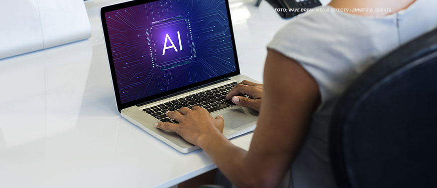 Uma pessoa está sentada à mesa, trabalhando em um laptop. Na tela do laptop, aparecem as letras "AI" (Inteligência Artificial) no centro, rodeadas por um design digital e futurista, lembrando circuitos eletrônicos.