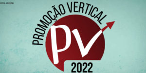 Imagem do logo da PV 2022 (Promoção Vertical) em vermelho com uma seta apontando para cima, sob um fundo azul.