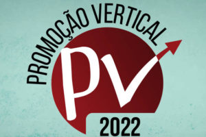 Imagem do logo da PV 2022 (Promoção Vertical) em vermelho com uma seta apontando para cima, sob um fundo azul.