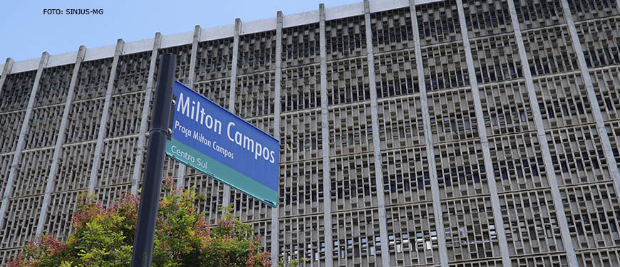 Fotografia diurna da fachada da unidade do TJMG localizada na Praça Milton Campos, ao lado se vê a placa da praça Milton Campos.