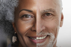 Imagem acessível: Montagem fotográfica com dois rostos lado a lado de pessoas idosas, ambos estão sorrindo (uma idosa de pele escura e cabelos grisalhos e um idoso de pele clara com cabelos brancos).
