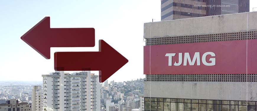 A imagem mostra o prédio do Tribunal de Justiça de Minas Gerais (TJMG), com a sigla TJMG exibida em grande destaque na fachada. Há também duas setas vermelhas apontando em direções opostas simbolizando o conceito de "remoção" , sobrepostas na parte esquerda da imagem. Ao fundo, é possível ver uma vista da cidade com vários prédios e o céu claro.