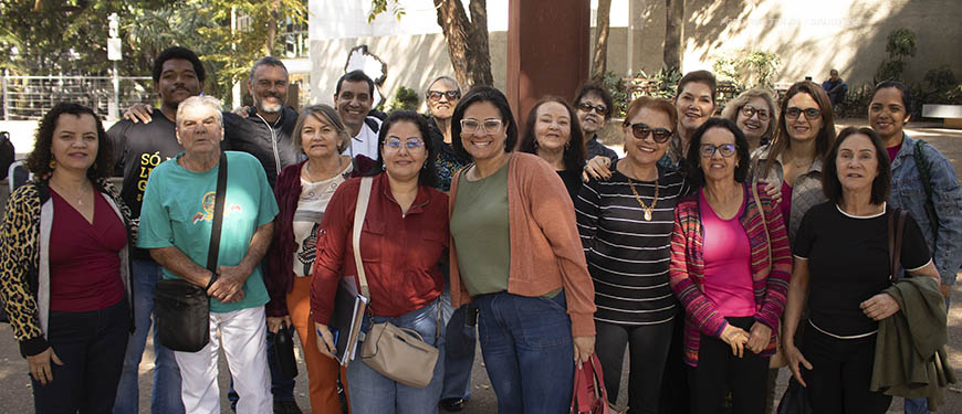 Fotografia da reunião do NAP no Ancionato bemviver, com os integrantes e os diretores (Alex Aguiar, Adriana Gonçalves, Janaína Torres) todos estão sorrindo e próximos uns dos outros, transmitindo uma sensação de união. Eles estão vestidos de forma casual, com roupas de cores variadas.