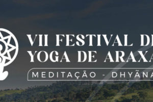 Fotografia diurna com vista panorâmica do grande hotel Araxá, com aplicação do logo do Festival de Yoga.