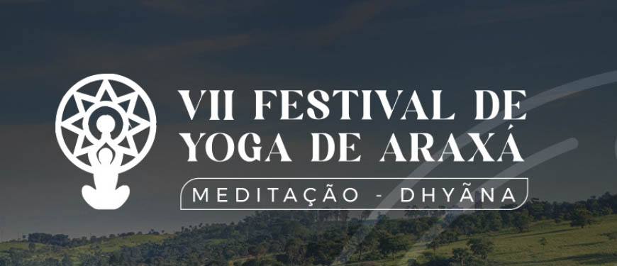 Fotografia diurna com vista panorâmica do grande hotel Araxá, com aplicação do logo do Festival de Yoga.