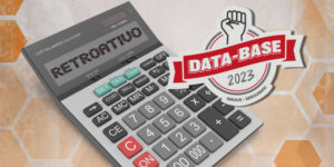 Imagem de uma calculadora com o visor exibindo a palavra 'RETROATIVO'. Ao lado, está o selo da campanha 'Data-Base 2023' com o desenho de um punho erguido em sinal de luta, acompanhado das logos dos sindicatos SINJUS e SERJUSMIG. O fundo apresenta elementos gráficos em tons alaranjados com hexágonos e números binários, simbolizando cálculos e dados financeiros.