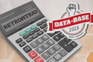 Imagem de uma calculadora com o visor exibindo a palavra 'RETROATIVO'. Ao lado, está o selo da campanha 'Data-Base 2023' com o desenho de um punho erguido em sinal de luta, acompanhado das logos dos sindicatos SINJUS e SERJUSMIG. O fundo apresenta elementos gráficos em tons alaranjados com hexágonos e números binários, simbolizando cálculos e dados financeiros.