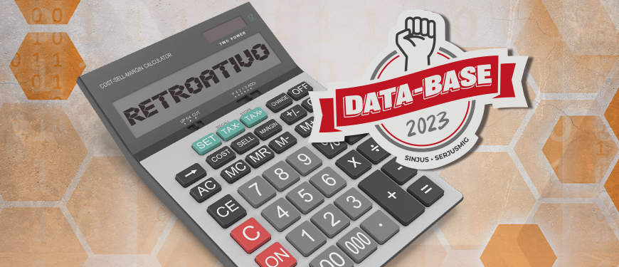 Imagem de uma calculadora com o visor exibindo a palavra 'RETROATIVO'. Ao lado, está o selo da campanha 'Data-Base 2023' com o desenho de um punho erguido em sinal de luta, acompanhado das logos dos sindicatos SINJUS e SERJUSMIG. O fundo apresenta elementos gráficos em tons alaranjados com hexágonos e números binários, simbolizando cálculos e dados financeiros.