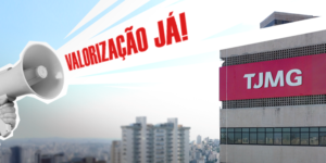 A imagem contém uma crítica em relação às comemorações do "Dia do Servidor" promovidas pelo TJMG. O texto central diz: "TJMG promove 'comemorações' do Dia do Servidor, mas categoria não tem o que celebrar", com o trecho destacado em vermelho, dando ênfase à insatisfação. Abaixo, uma mão segura um megafone, de onde sai a mensagem: "VALORIZAÇÃO JÁ!" em letras grandes e vermelhas. Ao fundo, há uma foto de um prédio do TJMG e da paisagem urbana de Belo Horizonte.