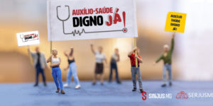 Imagem de uma manifestação com figuras em miniatura, segurando cartazes que dizem "Auxílio-Saúde Digno Já!". O principal cartaz é grande e centralizado, com o símbolo de um estetoscópio, reforçando a demanda por um auxílio-saúde adequado. No canto inferior direito, os logotipos dos sindicatos SINJUS-MG e SERJUSMIG aparecem, destacando a união das duas entidades na luta por melhorias nos direitos dos servidores