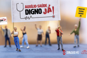 Imagem de uma manifestação com figuras em miniatura, segurando cartazes que dizem "Auxílio-Saúde Digno Já!". O principal cartaz é grande e centralizado, com o símbolo de um estetoscópio, reforçando a demanda por um auxílio-saúde adequado. No canto inferior direito, os logotipos dos sindicatos SINJUS-MG e SERJUSMIG aparecem, destacando a união das duas entidades na luta por melhorias nos direitos dos servidores