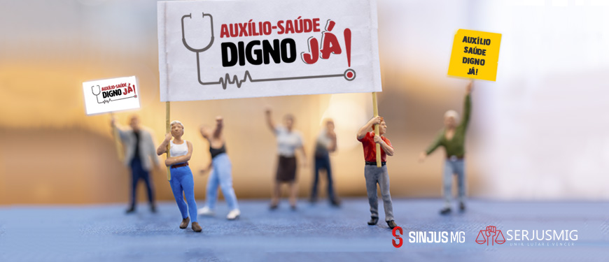 Imagem de uma manifestação com figuras em miniatura, segurando cartazes que dizem "Auxílio-Saúde Digno Já!". O principal cartaz é grande e centralizado, com o símbolo de um estetoscópio, reforçando a demanda por um auxílio-saúde adequado. No canto inferior direito, os logotipos dos sindicatos SINJUS-MG e SERJUSMIG aparecem, destacando a união das duas entidades na luta por melhorias nos direitos dos servidores