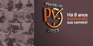 A imagem contém o logotipo do "Plantão da PV 2023", com um design que inclui um relógio estilizado e um marcador apontando para cima, representando o conceito de aceleração e progresso na carreira dos servidores. Ao lado do logotipo, está o texto "Há 8 anos acelerando sua carreira!" em destaque, com as palavras "8 anos" e "acelerando" em cor laranja, reforçando a ideia de evolução constante. Abaixo, há uma série de imagens menores mostrando pessoas em diferentes interações, trabalhando em computadores e discutindo, sugerindo o apoio e a orientação oferecidos pelo Plantão da PV. O fundo da imagem é de um tom marrom escuro, com uma paleta de cores suaves que combina com o design geral.