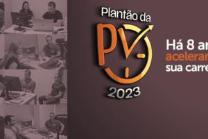 A imagem contém o logotipo do "Plantão da PV 2023", com um design que inclui um relógio estilizado e um marcador apontando para cima, representando o conceito de aceleração e progresso na carreira dos servidores. Ao lado do logotipo, está o texto "Há 8 anos acelerando sua carreira!" em destaque, com as palavras "8 anos" e "acelerando" em cor laranja, reforçando a ideia de evolução constante. Abaixo, há uma série de imagens menores mostrando pessoas em diferentes interações, trabalhando em computadores e discutindo, sugerindo o apoio e a orientação oferecidos pelo Plantão da PV. O fundo da imagem é de um tom marrom escuro, com uma paleta de cores suaves que combina com o design geral.