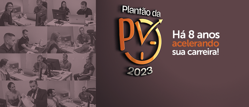 A imagem contém o logotipo do "Plantão da PV 2023", com um design que inclui um relógio estilizado e um marcador apontando para cima, representando o conceito de aceleração e progresso na carreira dos servidores. Ao lado do logotipo, está o texto "Há 8 anos acelerando sua carreira!" em destaque, com as palavras "8 anos" e "acelerando" em cor laranja, reforçando a ideia de evolução constante. Abaixo, há uma série de imagens menores mostrando pessoas em diferentes interações, trabalhando em computadores e discutindo, sugerindo o apoio e a orientação oferecidos pelo Plantão da PV. O fundo da imagem é de um tom marrom escuro, com uma paleta de cores suaves que combina com o design geral.