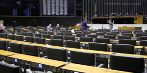 Imagem do plenário da Câmara dos Deputados em Brasília, com alguns deputados e assessores em seus lugares.