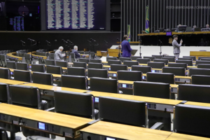 Imagem do plenário da Câmara dos Deputados em Brasília, com alguns deputados e assessores em seus lugares.