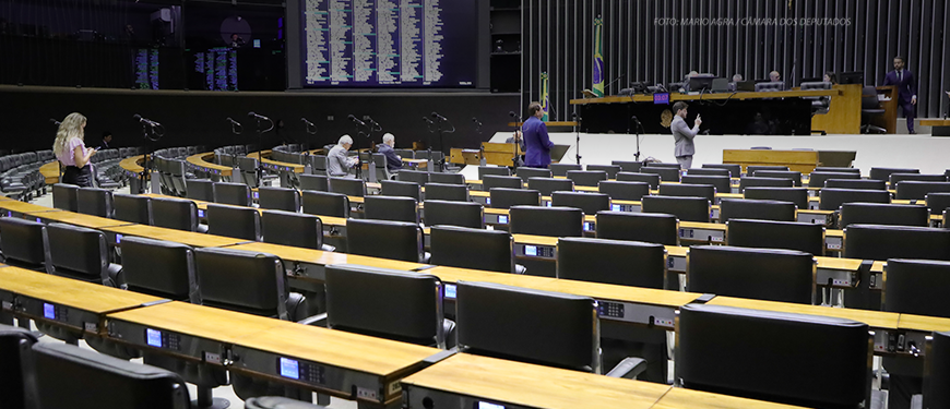 Imagem do plenário da Câmara dos Deputados em Brasília, com alguns deputados e assessores em seus lugares.